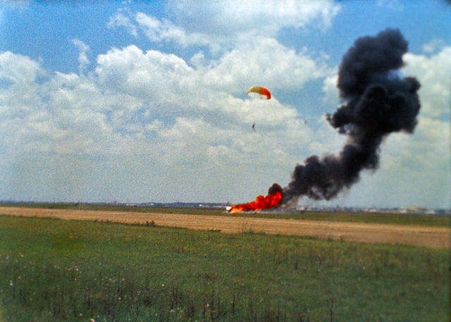 ארמסטרונג ניצל מתאונה בסימולטור של רכב הנחיתה הירחי, מאי 1968. למרבה הפלא, האסטרונאוטים לא קיבלו תוספת סיכון לשכרם. קרדיט: NASA