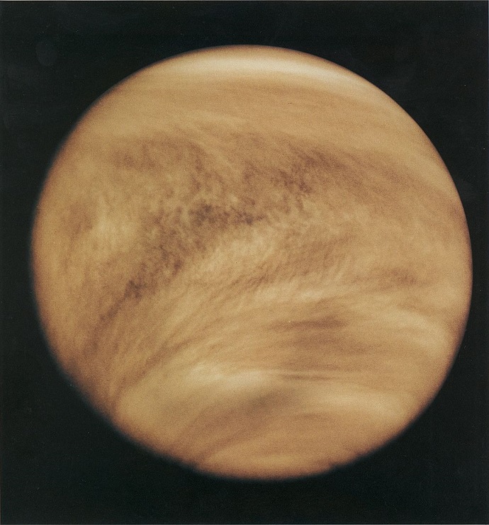 מבנה העננים הדחוס באטמוספירה של נוגה בשנת 1979, כפי שחשפה המקפת פיוניר. קרדיט: NASA