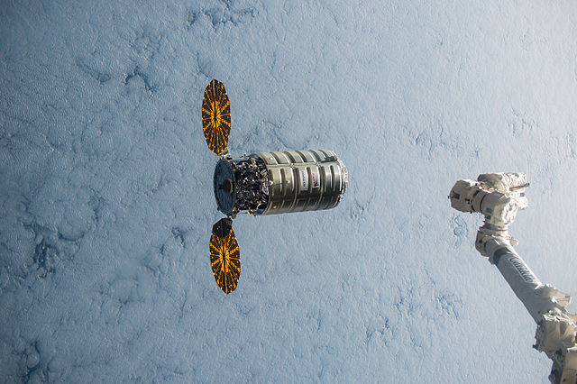 הזרוע הרובוטים של תחנת החלל הבינלאומית נשלחת אל חללית המשא Cygnus. קרדיט: NASA