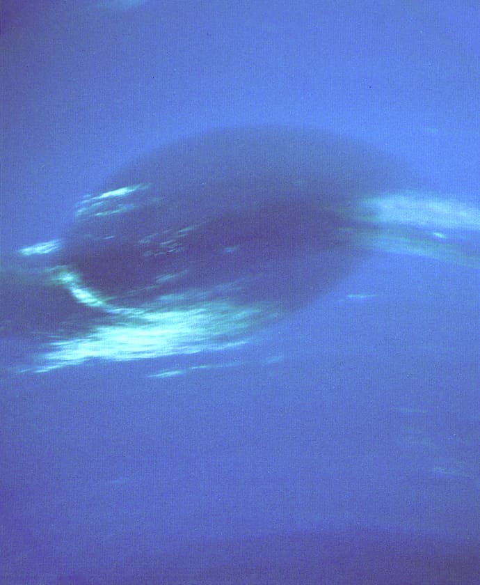 הכתם האפל הגדול של נפטון, כפי שצילמה וויאג'ר 2. קרדיט: נאס