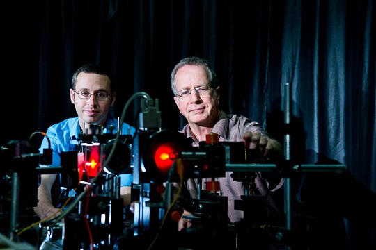 החוקרים מכווננים את המערכת האופטית | צילום: דני מכליס, אוניברסיטת בן גוריון