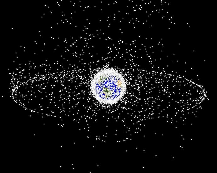 הדמיית מחשב המראה את חלוקת פסולת החלל. הפסולת העוטפת את הארץ נמצאת במסלול לווייני נמוך, ואילו הטבעת החיצונית היא פסולת המקיפה את הארץ ממסלול גאוסטציונרי (GEO). קרדיט: נאס