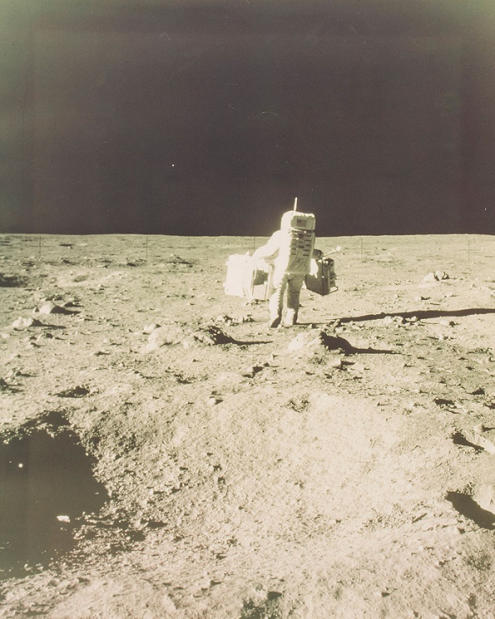 תמונה פחות ידועה של באז אלדרין, סוחב ציוד על פני הירח | NASA