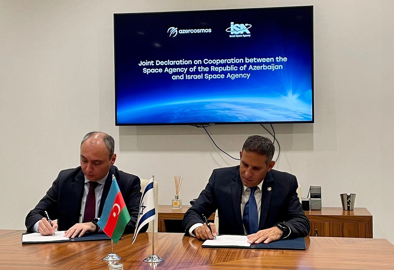 مدير وكالة الفضاء الإسرائيلية أوري أورون ورئيس وكالة الفضاء الأذربيجانية, سمادين أسدوف
