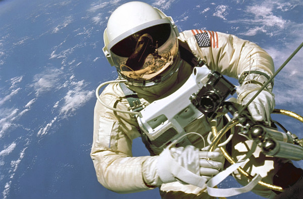 אד ווייט בהליכת החלל האמריקאית הראשונה | צילום: NASA