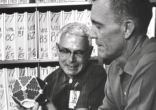 ארגו הארולד עם ג'יימס קון ומודל לוויין | צילום: Los Alamos National Laboratory