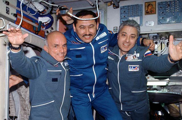 טיטו וחבריו הקוסמונאוטים בתחנת החלל הבינלאומית ב-2001. קרדיט: נאס"א