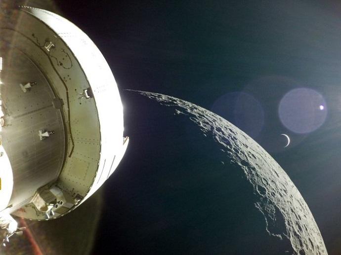 "זריחת הארץ" של ארטמיס 1: כדור הארץ עולה מעל האופק הירחי. קרדיט: נאס"א 