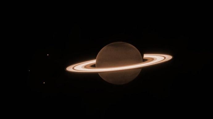 שבתאי וירחיו. מלמעלה למטה: דיונה, אנקלדוס ותטיס. קרדיט: NASA, ESA, CSA, STScI