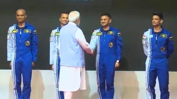 רה"מ מודי מברך את מחזור האסטרונאוטים הראשון של הודו. קרדיט: X@narendramodi