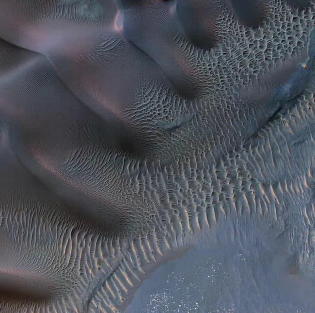 הרוחות המאדימיות הופכות את הדיונות לעבודת אמנות. קרדיט: NASA/JPL-Caltech/Univ. of Arizona