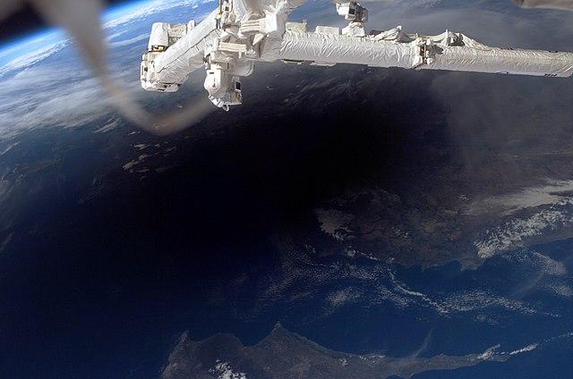 ליקוי החמה המלא של 2006 מעל טורקיה וקפריסין, כפי שהוא צולם מתחנת החלל הבינלאומית. קרדיט: נאס"א