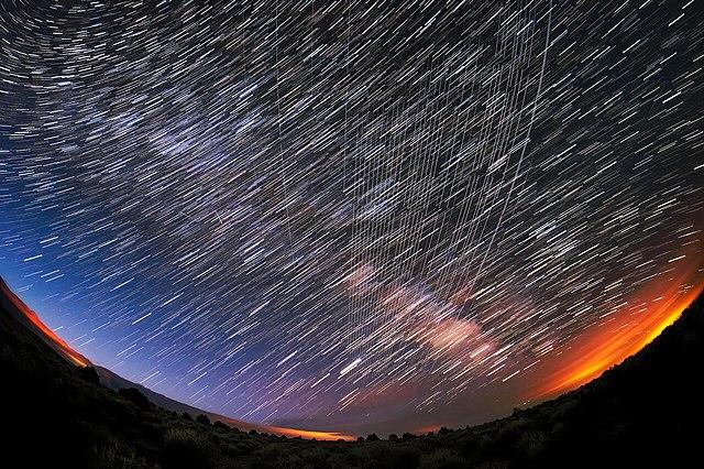 לווייני סטארלינק חוצים את השמיים בניו מקסיקו (צולם בחשיפה ארוכה). קרדיט: M. Lewinsky