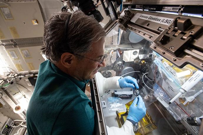 האסטרונאוט הישראלי איתן סטיבה מייצר עדשות מפולימרים בתחנת החלל הבינלאומית. קרדיט: אקסיום/נאס"א/הטכניון