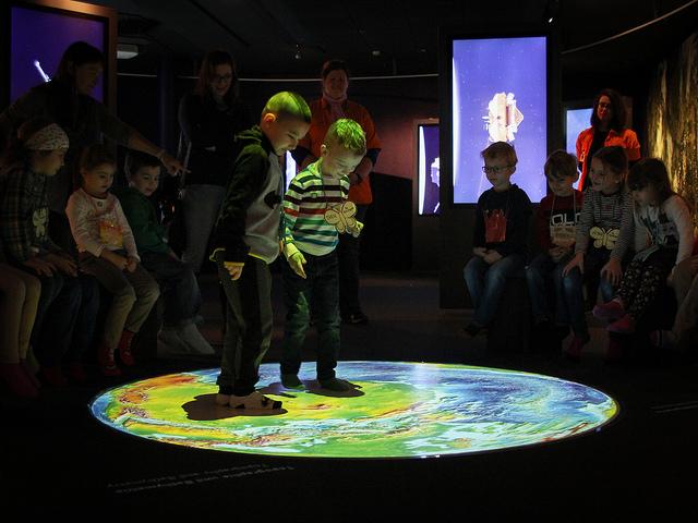 ילדים על פני תצלום לוויין של כדו"א | תמונת אילוסטרציה: Floor Projections/Martin Hieslmair