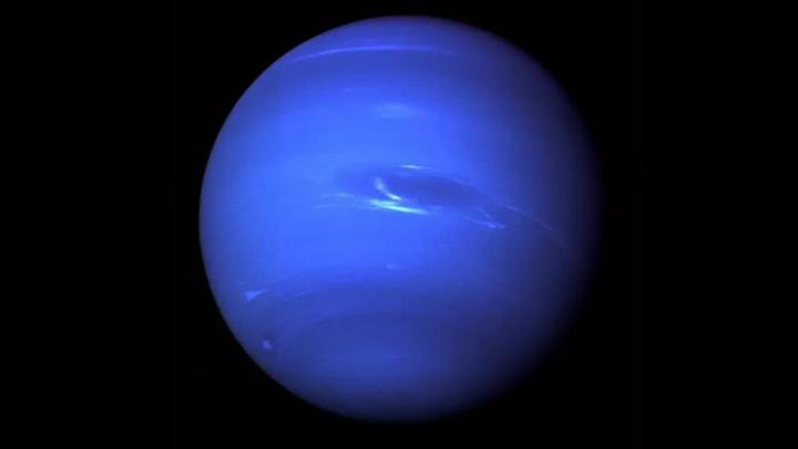 נפטון כפי שצולם על ידי וויאג'ר 1 ב-1989, המשימה היחידה שהגיעה אליו עד כה. קרדיט: NASA/JPL