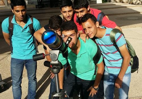 נערים במכללת אלקאסמי צופים בשמש באמצעות טלסקופ ייעודי