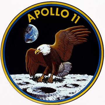 סמל המשימה שעיצבו קולינס, אולדרין וארמסטרונג. טעות מביכה שלא תוקנה בזמן. קרדיט: NASA