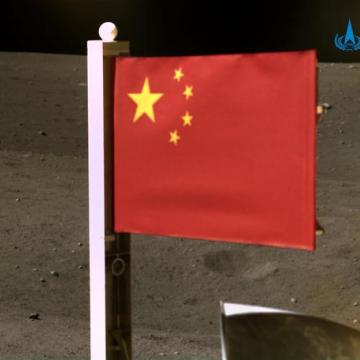 הנחֶתת צ'אנגה 5 מניפה את דגל סין על הירח ב-2020. קרדיט: CNSA