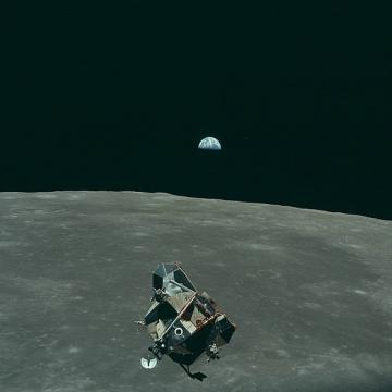 "הנשר" ממריא חזרה מהירח, וברקע כדור הארץ. את התמונה צילם קולינס מחלון הקולומביה. קרדיט: NASA