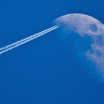מטוס נוסעים על רקע הירח