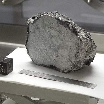 אחד מסלעי הירח המוצגים בכספת דוגמיות הירח במרכז החלל יוסטון. הוא דומה מאוד לסלעים בכדור הארץ – אבל לא זהה. קרדיט: OptoMechEngineer