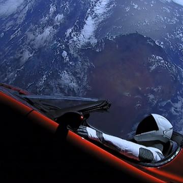 המכונית של אילון מאסק משייטת על רקע החללית שלנו בחלל: כדור הארץ | צילום: SpaceX