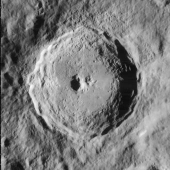 حفرة تيكور على القمر